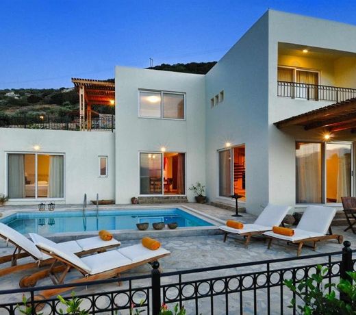 Spacious villa with private pool and sea view, just 150 meters from the sea
