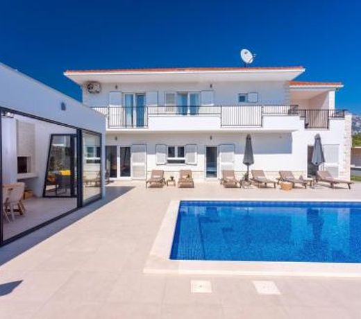 VILLA ALMIC with heated pool, 5 bedrooms, Gaming room, a multi-use playground court