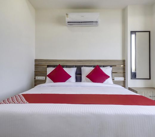 OYO 47017 Hotel Hallmark