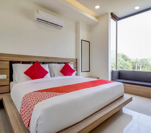 OYO 47017 Hotel Hallmark