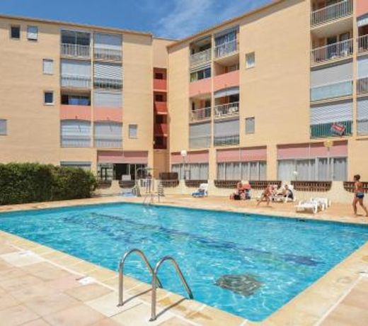 Stunning apartment in Le Grau du Roi with 2 Bedrooms and Outdoor swimming pool