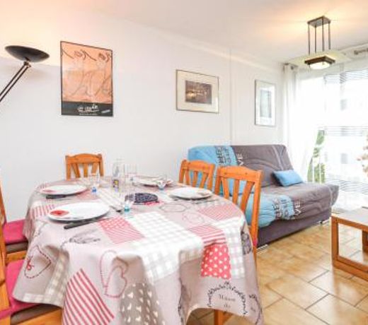 Stunning apartment in Le Grau du Roi with 2 Bedrooms and Outdoor swimming pool