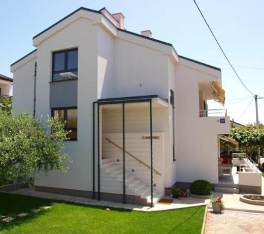 Apartments Emil-close to the beach