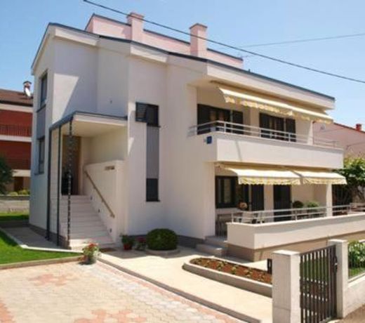 Apartments Emil-close to the beach