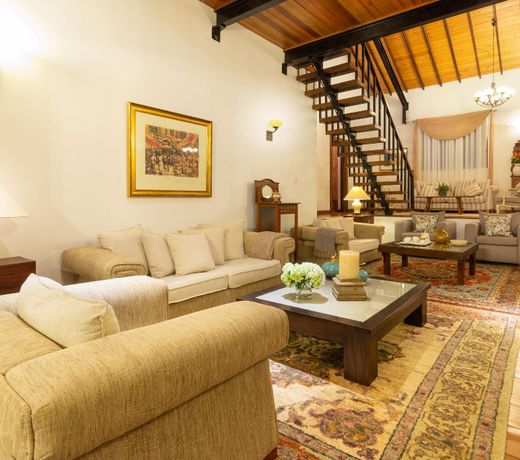 Manuel Manor