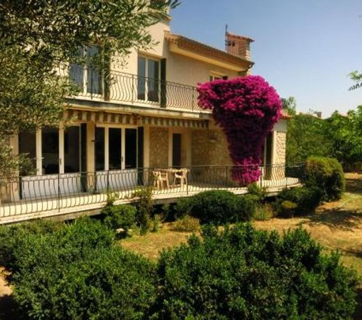 Maison lumineuse et spacieuse avec jardin arboré