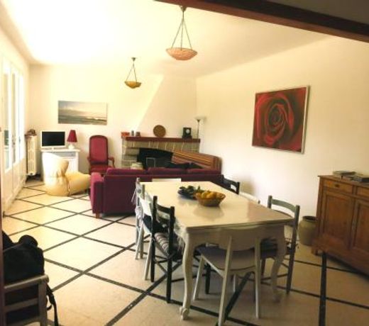 Maison lumineuse et spacieuse avec jardin arboré