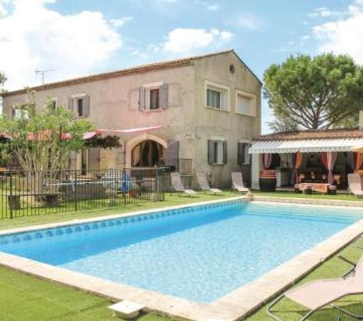 Awesome home in Chteaurenard with WiFi, Private swimming pool and Outdoor swimming pool