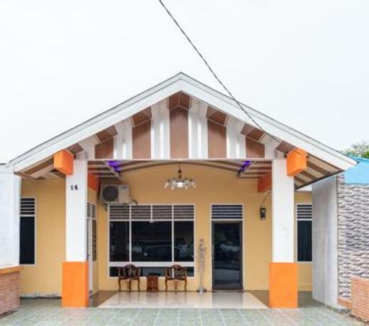 RedDoorz Plus near Universitas Methodist Medan