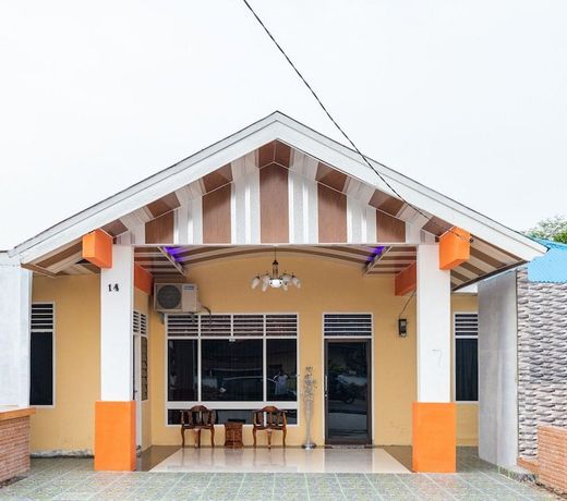 RedDoorz Plus near Universitas Methodist Medan