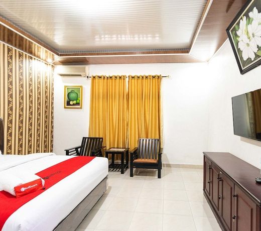 RedDoorz Plus near Universitas Methodist Medan