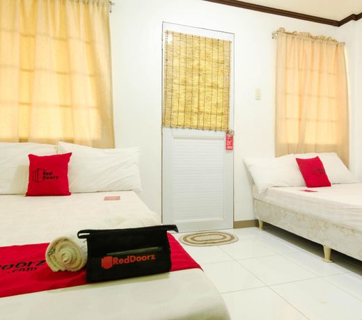 RedDoorz @ Prince JB Beach Resort Zambales