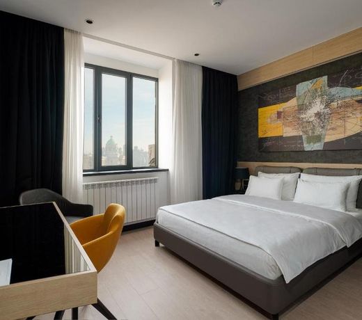 Maccani Black Luxury Suites
