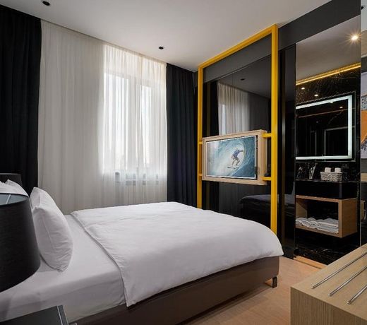Maccani Black Luxury Suites
