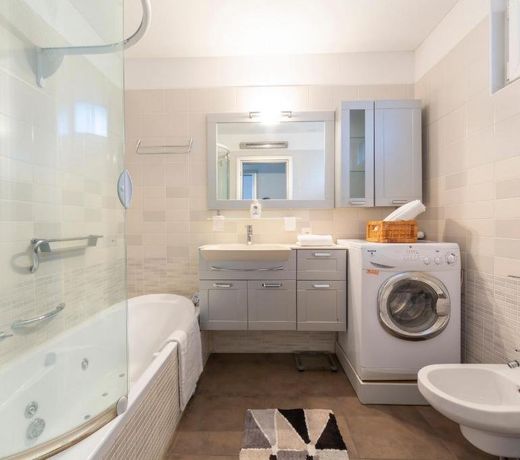 Art Apartment - Happy Rentals