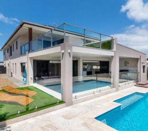 Luxury Waterfront Family Entertainer on Dolphin