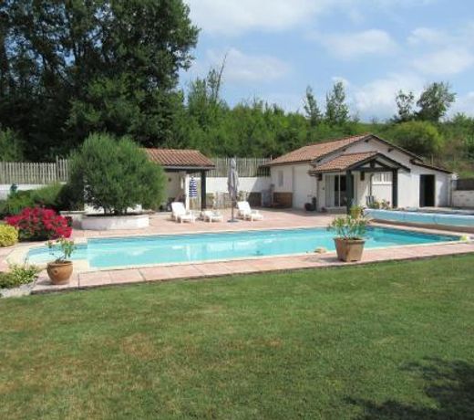 CHALET INDÃPENDANT AVEC PISCINE PROCHE DU CENTRE