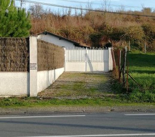 CHALET INDÃPENDANT AVEC PISCINE PROCHE DU CENTRE
