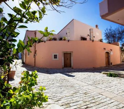Ariadne Traditional Home