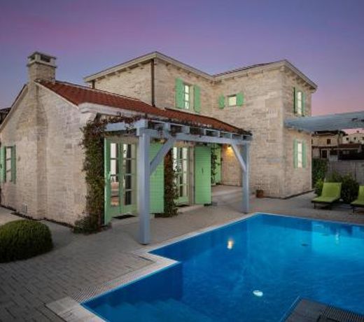 Fabulous villa Zelda with pool near the beach