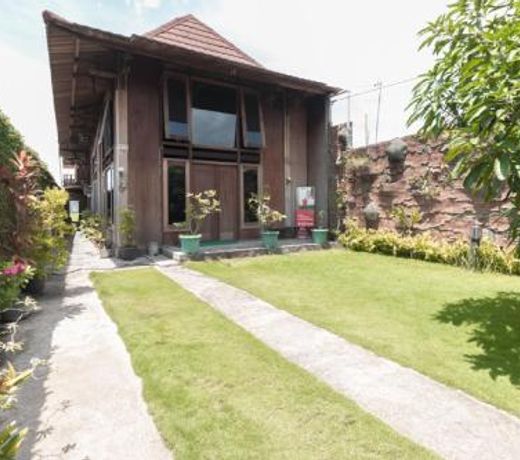 RedDoorz @ Omah Kayu Homestay