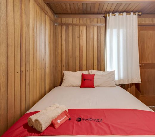 RedDoorz @ Omah Kayu Homestay