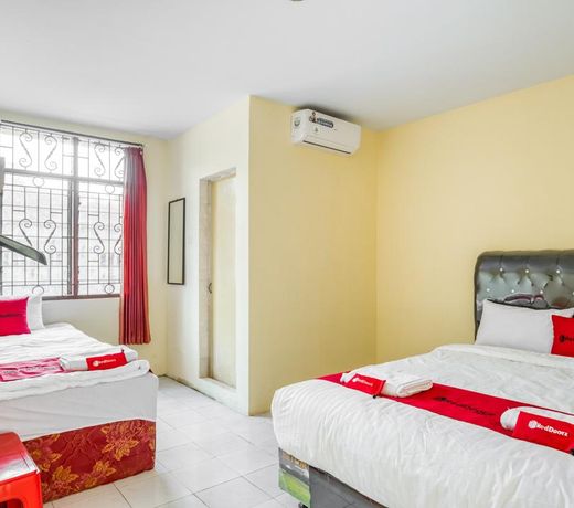 RedDoorz Plus near RSUD Dr. Pirngadi Medan 2