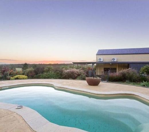Kelman Cottage with pool and beautiful native wildlife