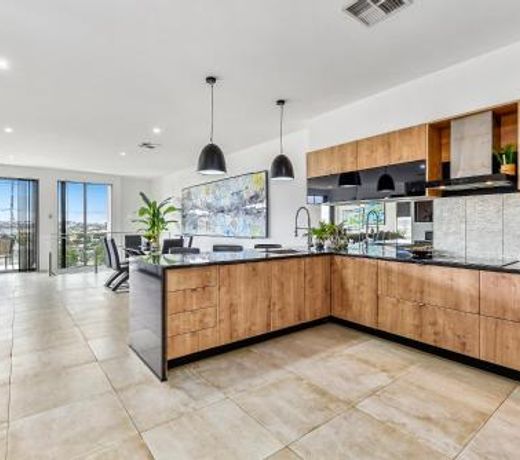 CONROE EXECUTIVE TOWNHOUSE - MODERN & STYLISH