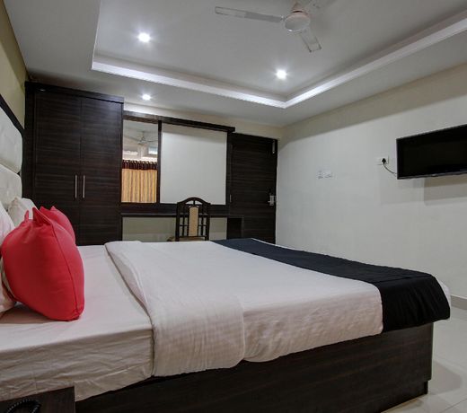 Capital O 46699 Hotel Insta