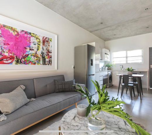 Trendy Melrose Apartment