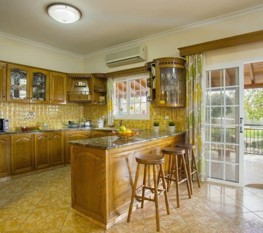 Imagine You and Your Family Renting this Perfect Holiday Villa minutes from the beach, Villa Ayia