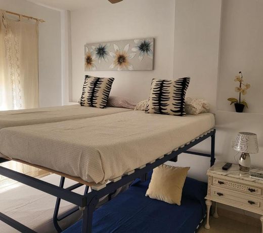 LUJOSO ADOSADO de TRES HABITACIONES en VERA PLAYA A 200 METROS DEL MAR