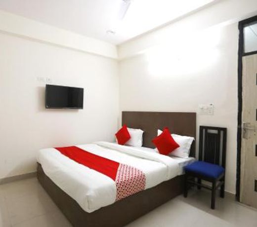 Vaccinated Staff - OYO 61722 Rajmahal Residency Hotel