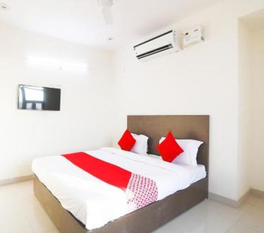 Vaccinated Staff - OYO 61722 Rajmahal Residency Hotel