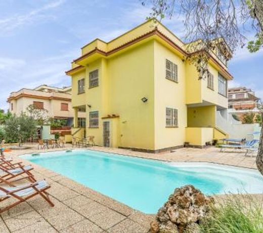 Beautiful home in Torvaianica with 5 Bedrooms and Outdoor swimming pool