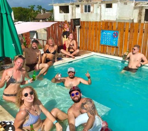 Straw Hat Hostel & Rooftop Bar