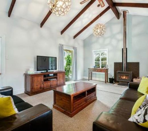 Central Peach - Queenstown Holiday Home