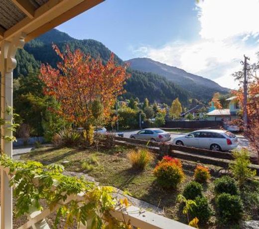 Central Peach - Queenstown Holiday Home