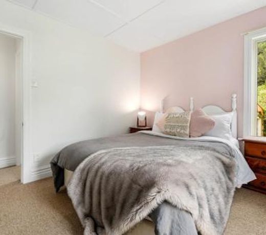 Central Peach - Queenstown Holiday Home
