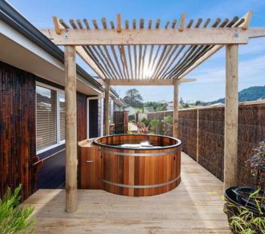 The Purple House - Ohakune Holiday Home with Spa Pool