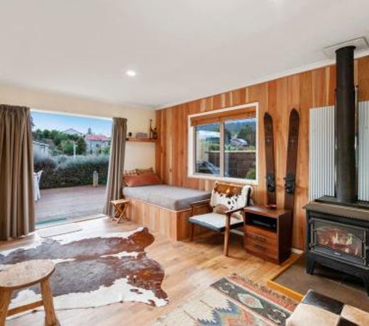 The Purple House - Ohakune Holiday Home with Spa Pool