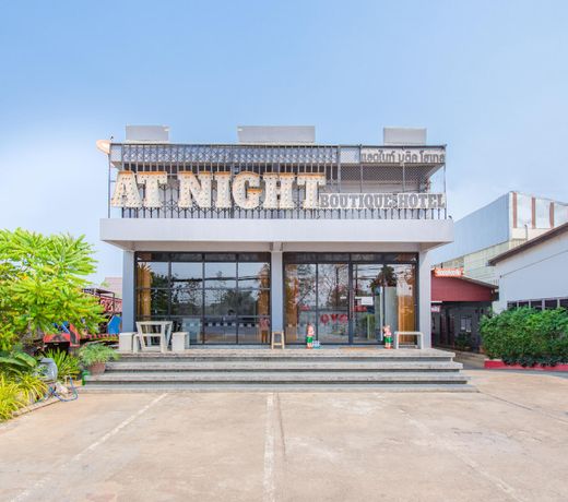 OYO 650 At Night Pranburi