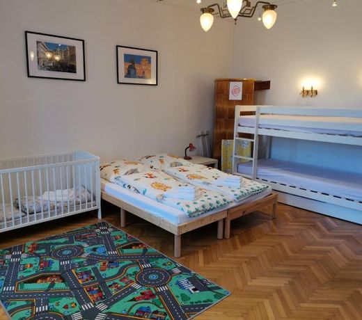 Family apartment with two bathrooms near to city center