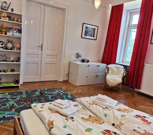 Family apartment with two bathrooms near to city center