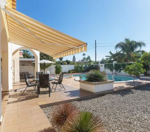 Detached villa with a large private swimming pool
