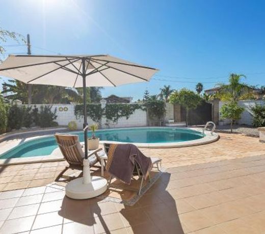 Detached villa with a large private swimming pool
