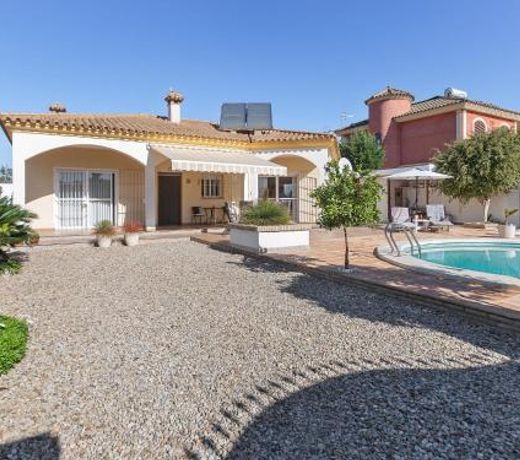 Detached villa with a large private swimming pool