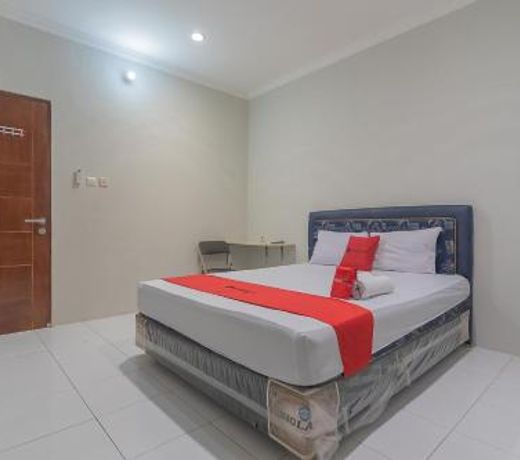 RedDoorz Plus @ Bukit Cinta Street