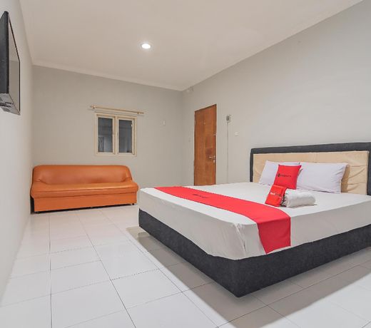 RedDoorz Plus @ Bukit Cinta Street